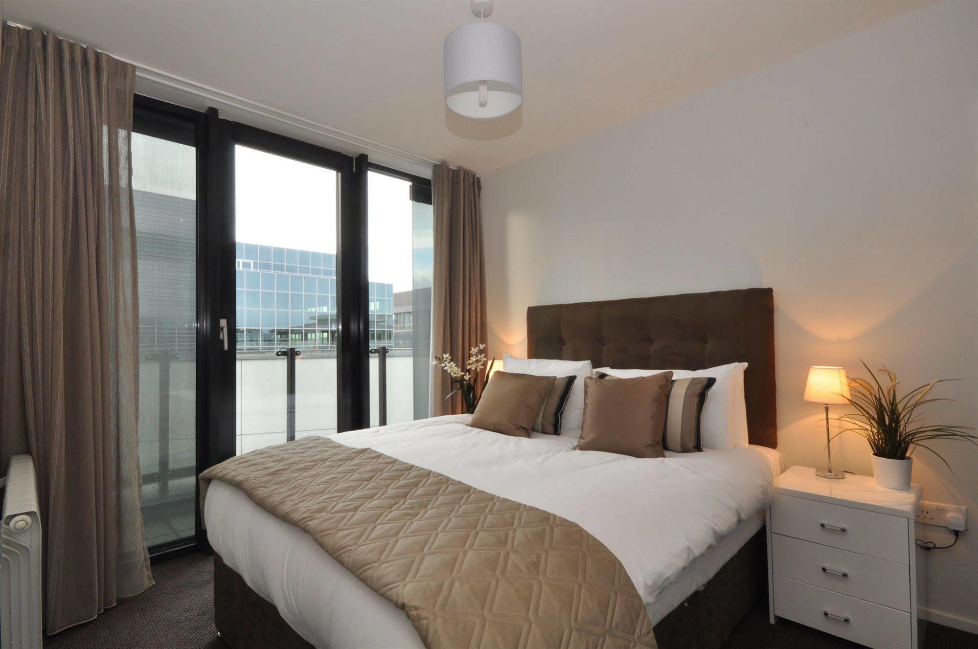 Your Base Dublin - Grand Canal Square Exterior foto